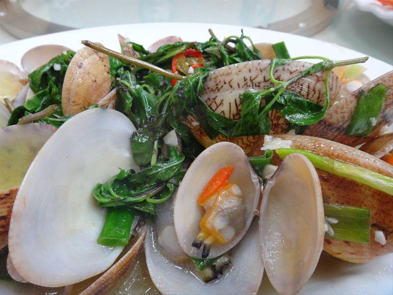 STIR FRIED CLAMS WITH BASIL