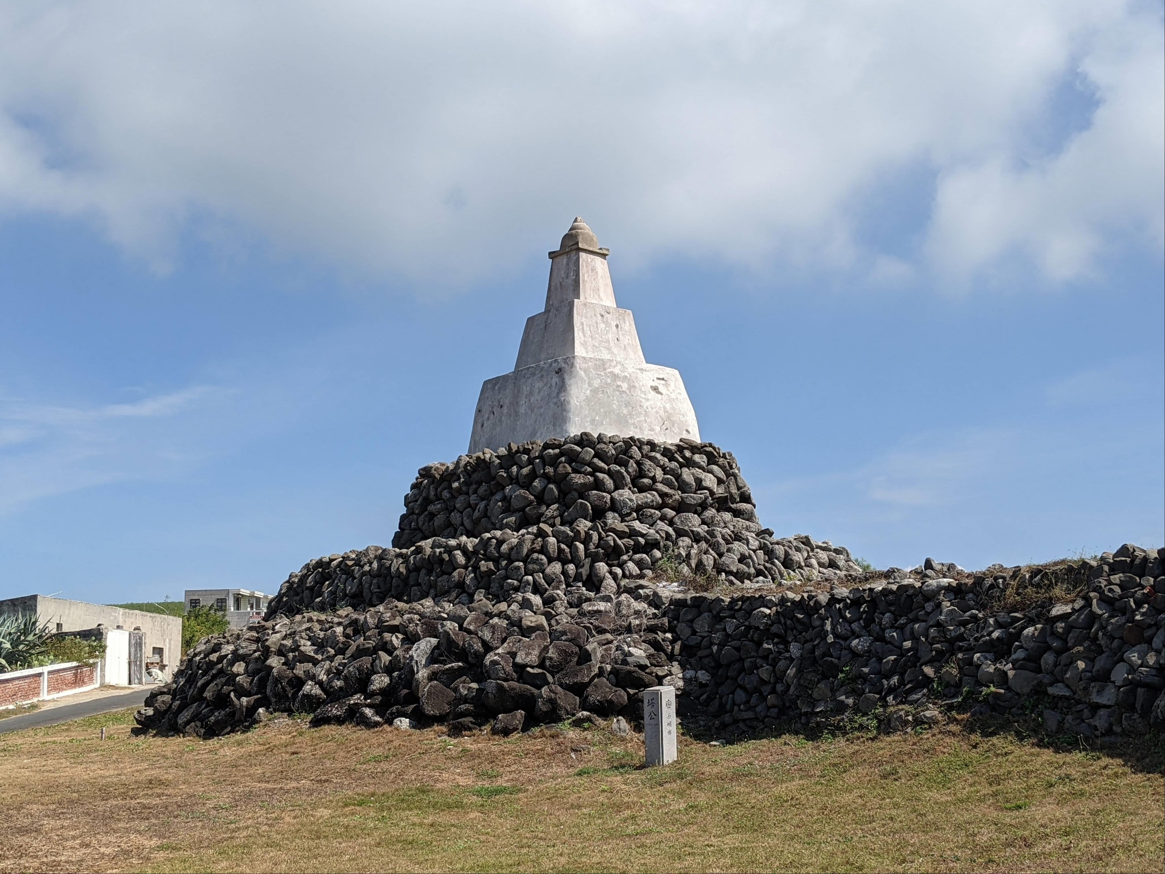 Dagong and Dapo Pagodas (Husband and Wife Pagodas) 