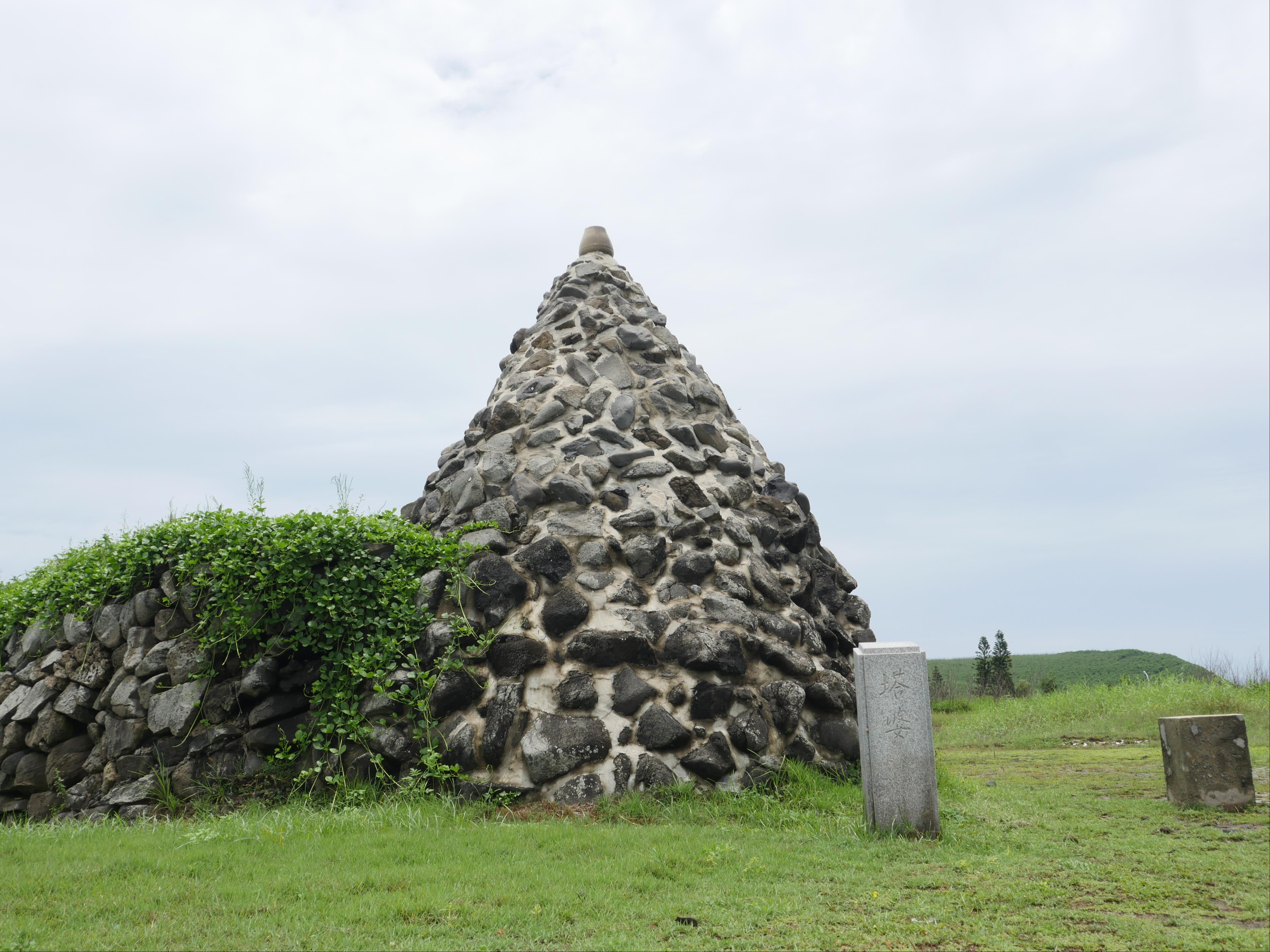 Dagong and Dapo Pagodas (Husband and Wife Pagodas) 