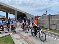 （圖三）澎湖國家風景區管理處處長許宗民（前一）進行跳島西遊記活動為台灣自行車日活動造勢
